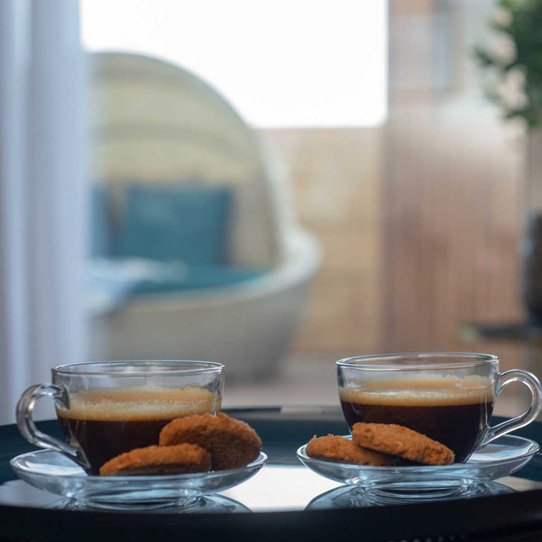 כוס שתייה חמה עם עוגיות