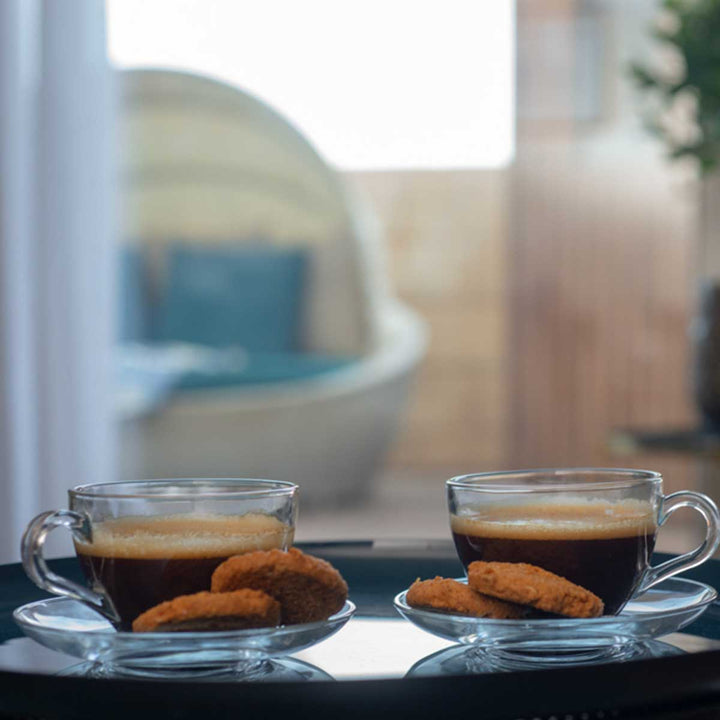 כוס שתייה חמה עם עוגיות