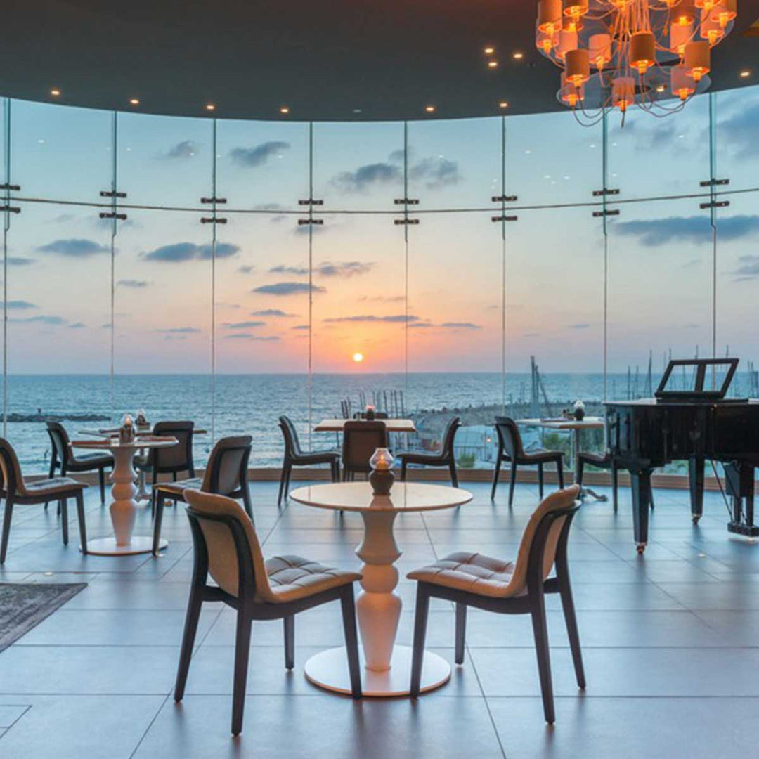 שולחנות מול נוף לים