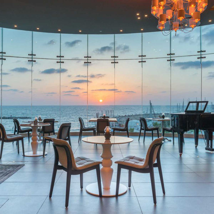 שולחנות מול נוף לים