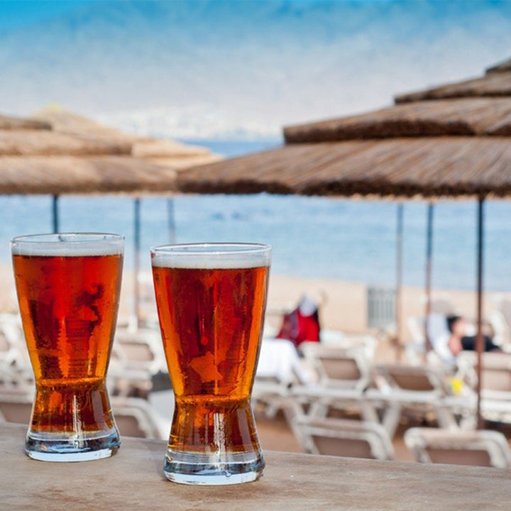 כוסות בירה מול הים